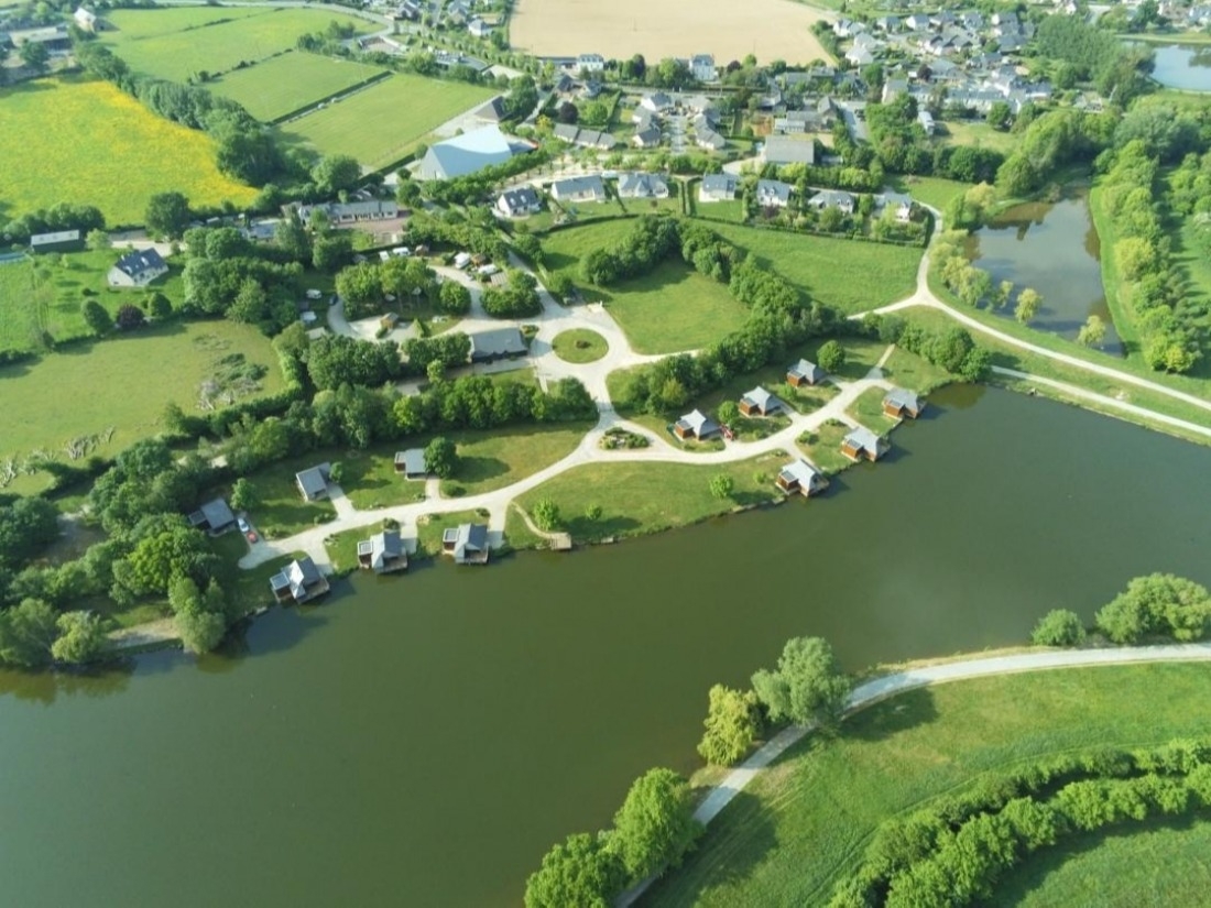Vue a&eacute;rienne du village vacances p&ecirc;che et camping