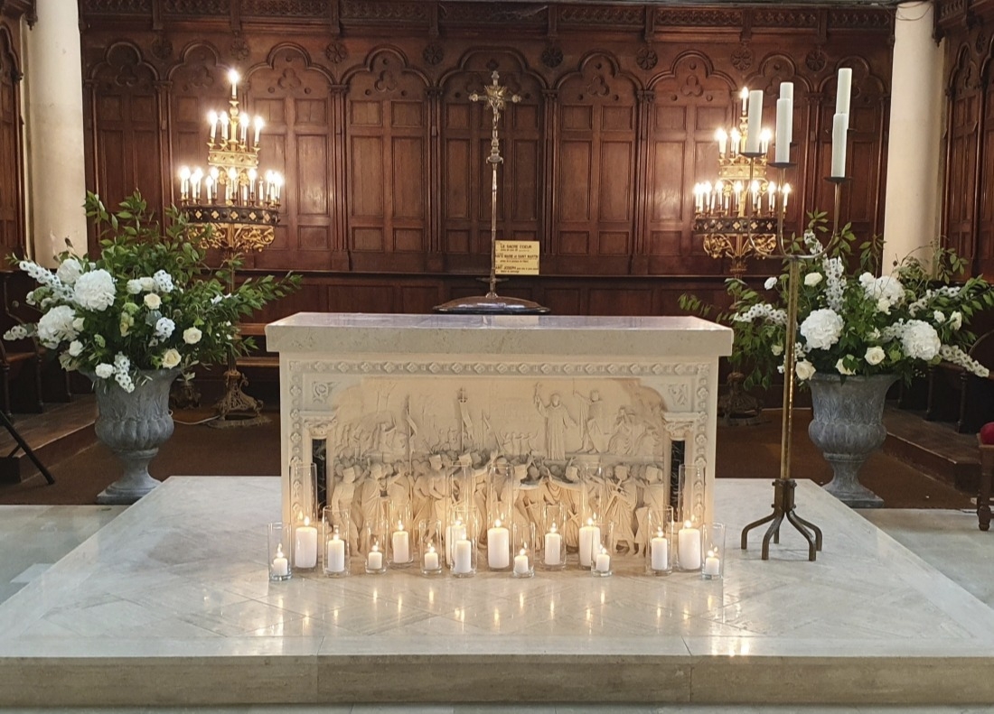 Le bas-relief de l'autel repr&eacute;sentant St Bernard pr&ecirc;chant la deuxi&egrave;me croisade