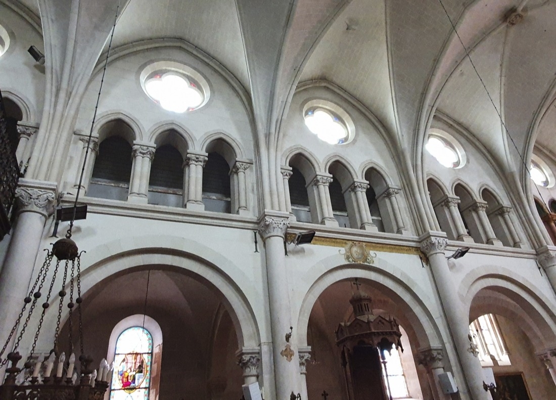 Un "triforium" ou galeries à jour courant sur toute la nef