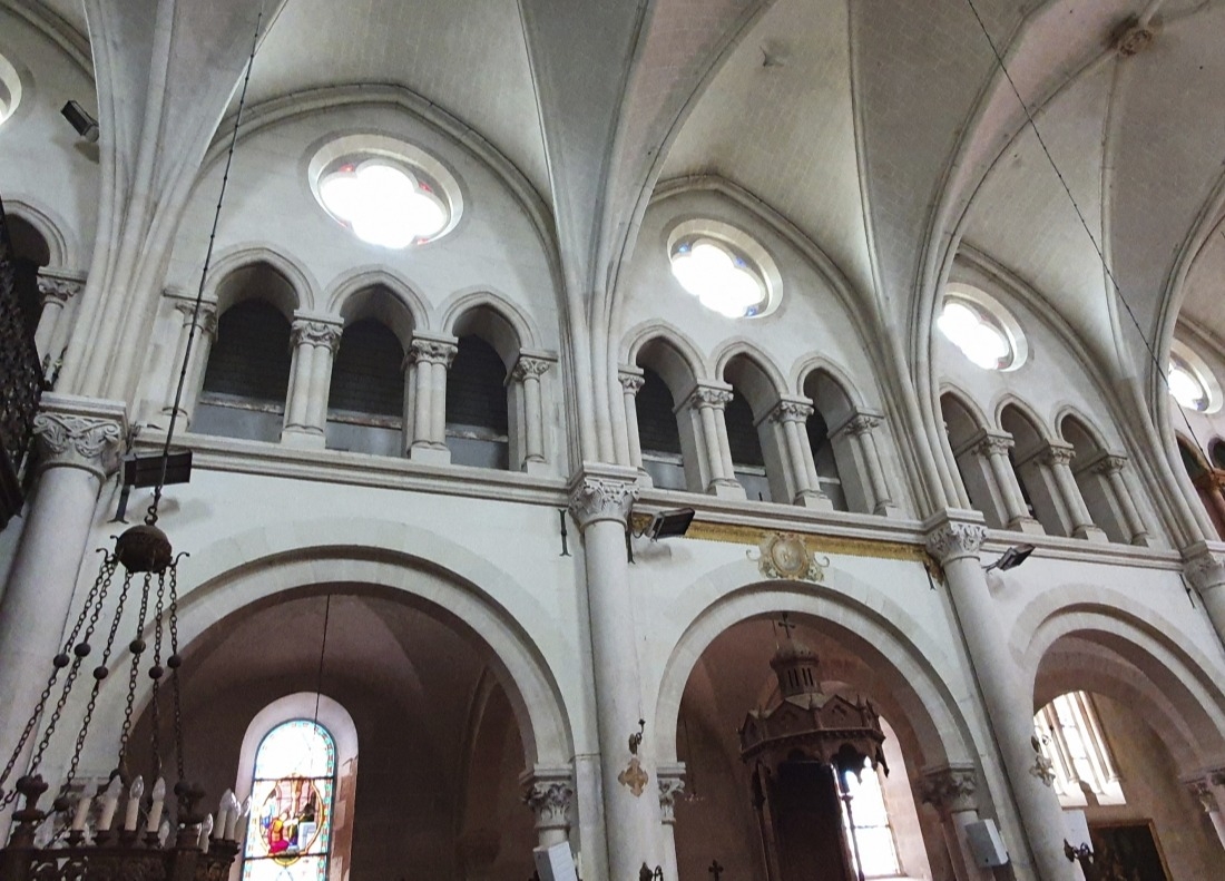 Un "triforium" ou galeries &agrave; jour courant sur toute la nef