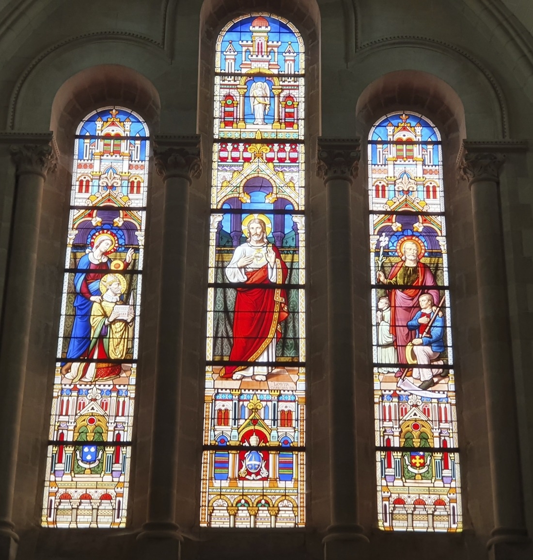 Les magnifiques vitraux du ch&oelig;ur de l&rsquo;&eacute;glise