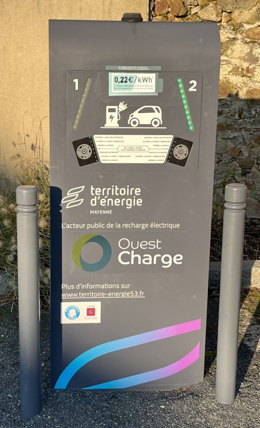 Borne de recharge install&eacute;e place de l&rsquo;&Eacute;glise